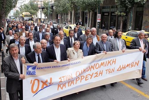 OI δήμαρχοι πραγματοποίησαν πορεία διαμαρτυρίας…